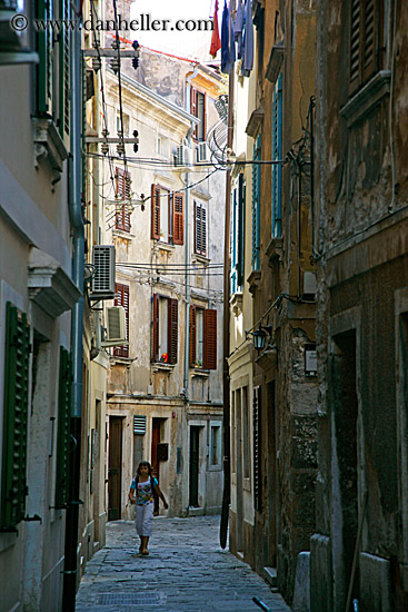 walking-in-alley-5.jpg