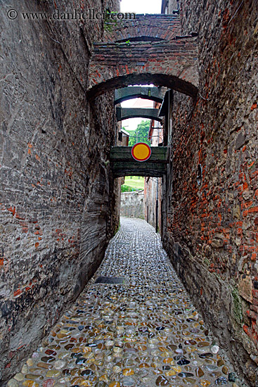 cobblestone-alley-w-arches.jpg