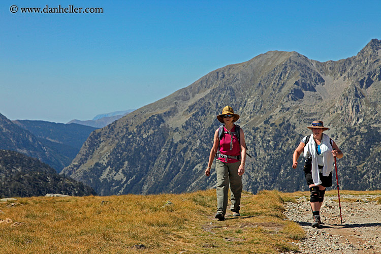 women-hikers-08.jpg