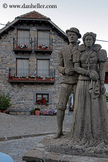 man-n-woman-statue-01.jpg