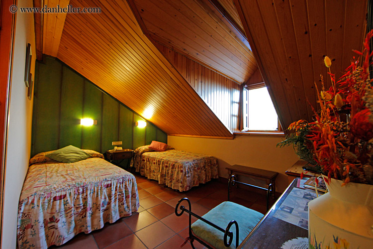 hotel-bedroom-01.jpg