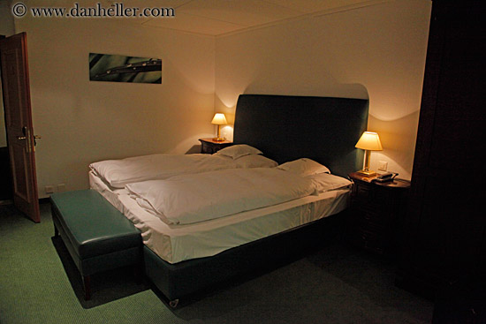 hotel-bedroom-01.jpg