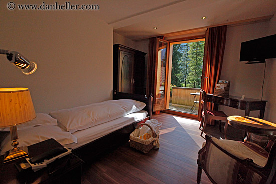 hotel-bedroom-04.jpg