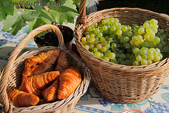 white-grapes-n-croissants-in-basket-01.jpg