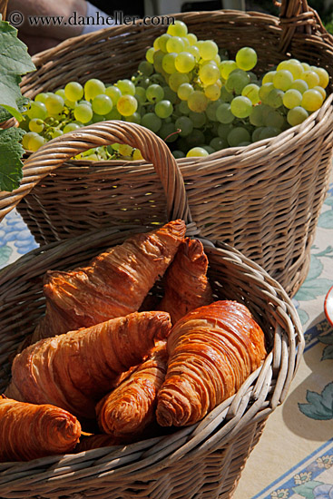 white-grapes-n-croissants-in-basket-02.jpg