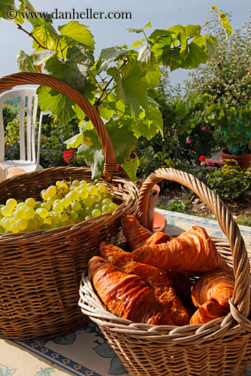white-grapes-n-croissants-in-basket-04.jpg