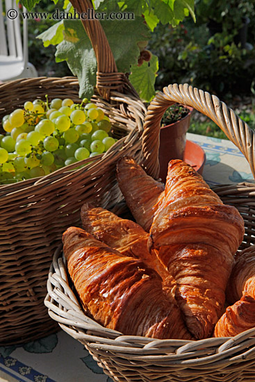 white-grapes-n-croissants-in-basket-05.jpg