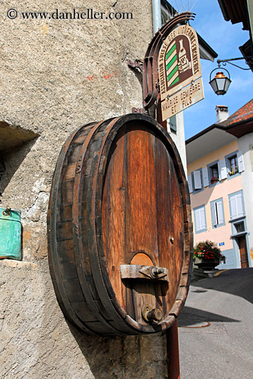 wine-cask-in-wall-04.jpg