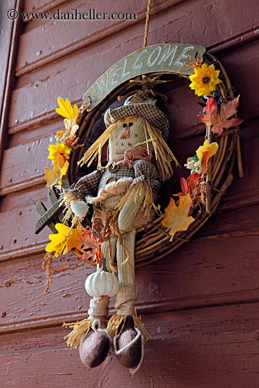 fall-season-straw-man-welcome-wreath.jpg