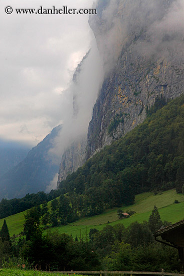 louterbrunnen-valley-01.jpg