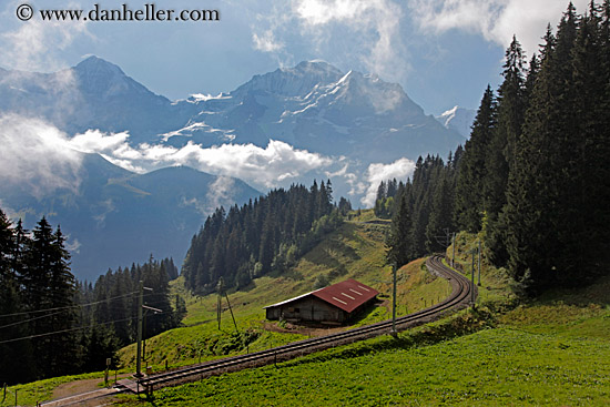 train-track-n-mtns-02.jpg