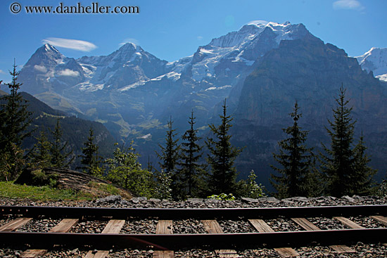 train-tracks-n-mtn-03.jpg