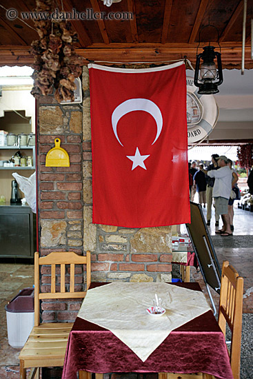 turkish-flag-n-dining-table.jpg