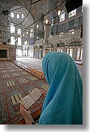 images/Europe/Turkey/Istanbul/BlueMosque/muslim-woman-praying-3.jpg