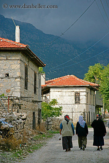 muslim-women-walking.jpg