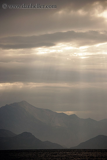 ocean-clouds-sunrays-6.jpg