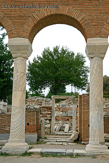 pillars-n-archway.jpg
