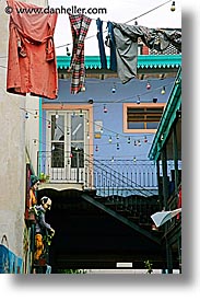 images/LatinAmerica/Argentina/BuenosAires/LaBoca/PaintedTown/hanging-laundry-2.jpg
