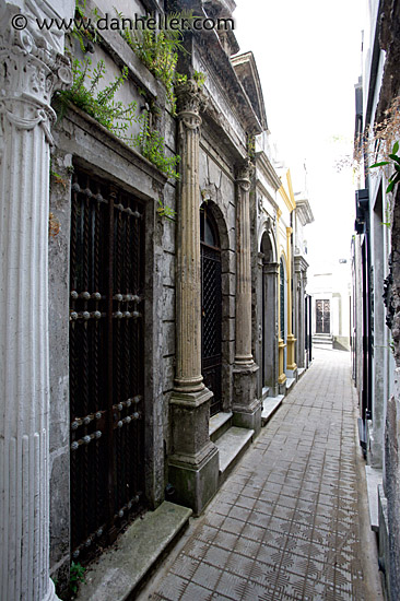 grave-alley-5.jpg