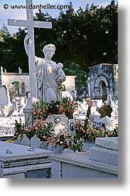 images/LatinAmerica/Cuba/Cemeteries/ritual-grave-1.jpg