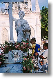 images/LatinAmerica/Cuba/Cemeteries/ritual-grave-2.jpg