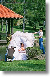 images/LatinAmerica/Cuba/People/QuinceAnos/quince-anos-dress-3.jpg