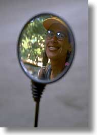 images/LatinAmerica/Cuba/People/Women/mirror-shot.jpg