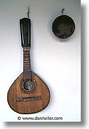 images/LatinAmerica/Ecuador/People/string-instrument.jpg