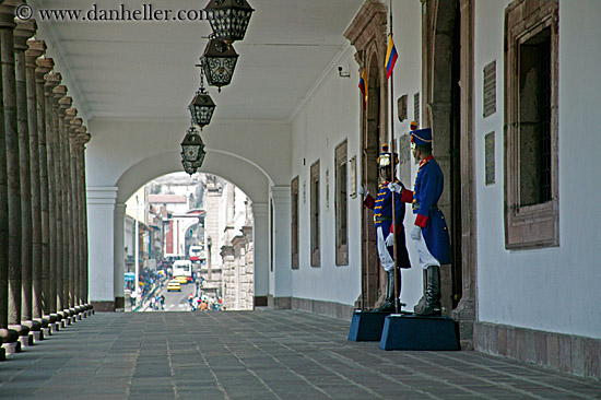 guards-n-casa-presidente.jpg