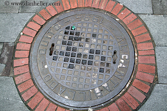 quito-manhole-1.jpg
