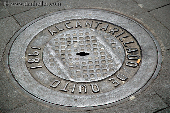 quito-manhole-2.jpg