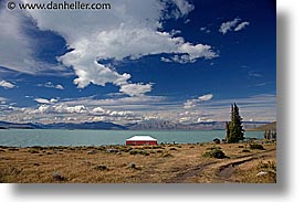 images/LatinAmerica/Patagonia/LagoViedma/red-barn-2.jpg