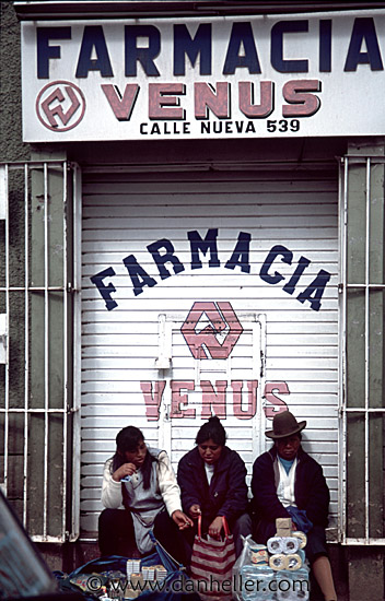 farmacia-crowd.jpg