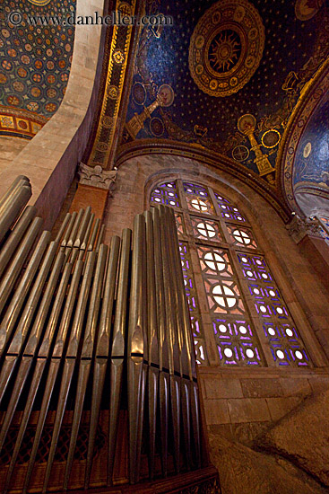 pipe-organ-n-stained-glass-window-cross.jpg