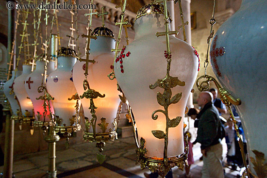 lamps-over-stone-of-unction.jpg