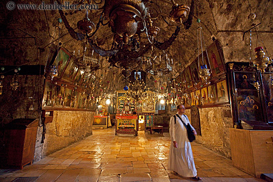 hangong-lamps-n-walking-monk.jpg