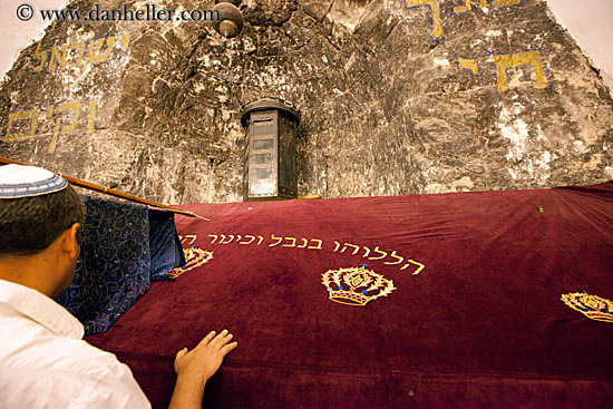 king-david-tomb-n-man-praying-2.jpg