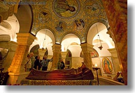 images/MiddleEast/Israel/Jerusalem/ReligiousSites/Misc/sleeping-virgin-mary-n-tour-group.jpg