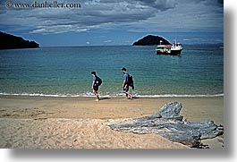 images/NewZealand/AbelTasman/couple-walking-beach.jpg