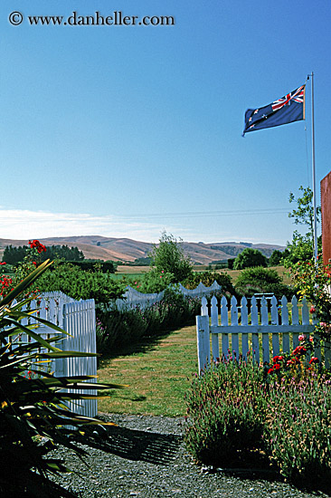 picket-fence-n-flag.jpg