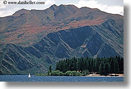 images/NewZealand/LakeWanaka/boat-in-lake-4.jpg