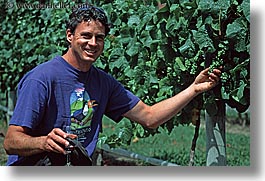 images/NewZealand/Marlborough/man-n-grapes.jpg