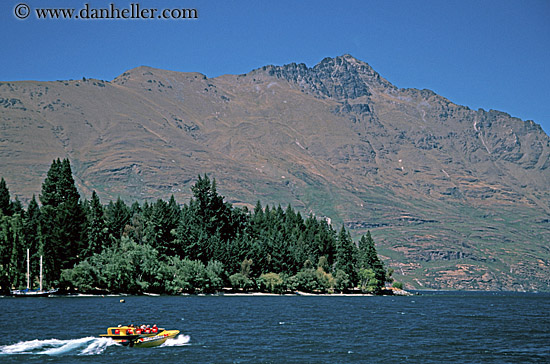 queenstown-harbor-boats-05.jpg