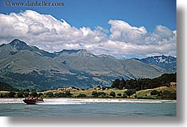 images/NewZealand/Routeburn/speed-boat-on-lake.jpg