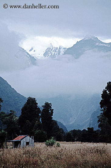 house-mtns-fog.jpg