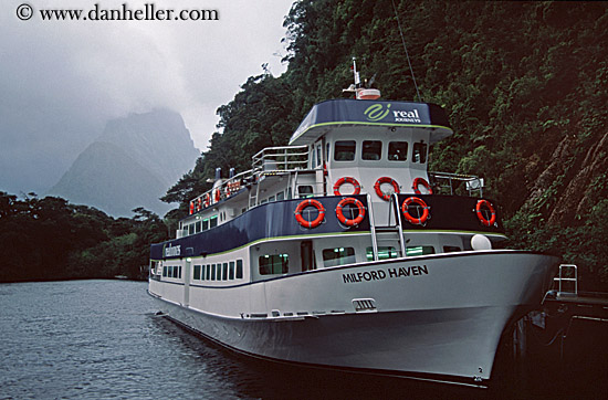 milford_sound-boat.jpg