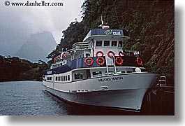 images/NewZealand/Scenics/milford_sound-boat.jpg