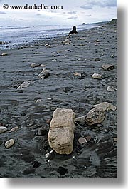 images/NewZealand/WanganuiCoastalTrack/rocks-on-beach-1.jpg
