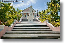 images/Tropics/Bahamas/Nassau/Houses/columbus-statue-steps.jpg