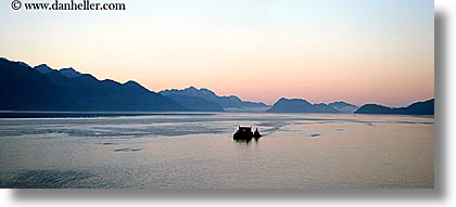 images/UnitedStates/Alaska/Boats/boat-n-mtns-7.jpg